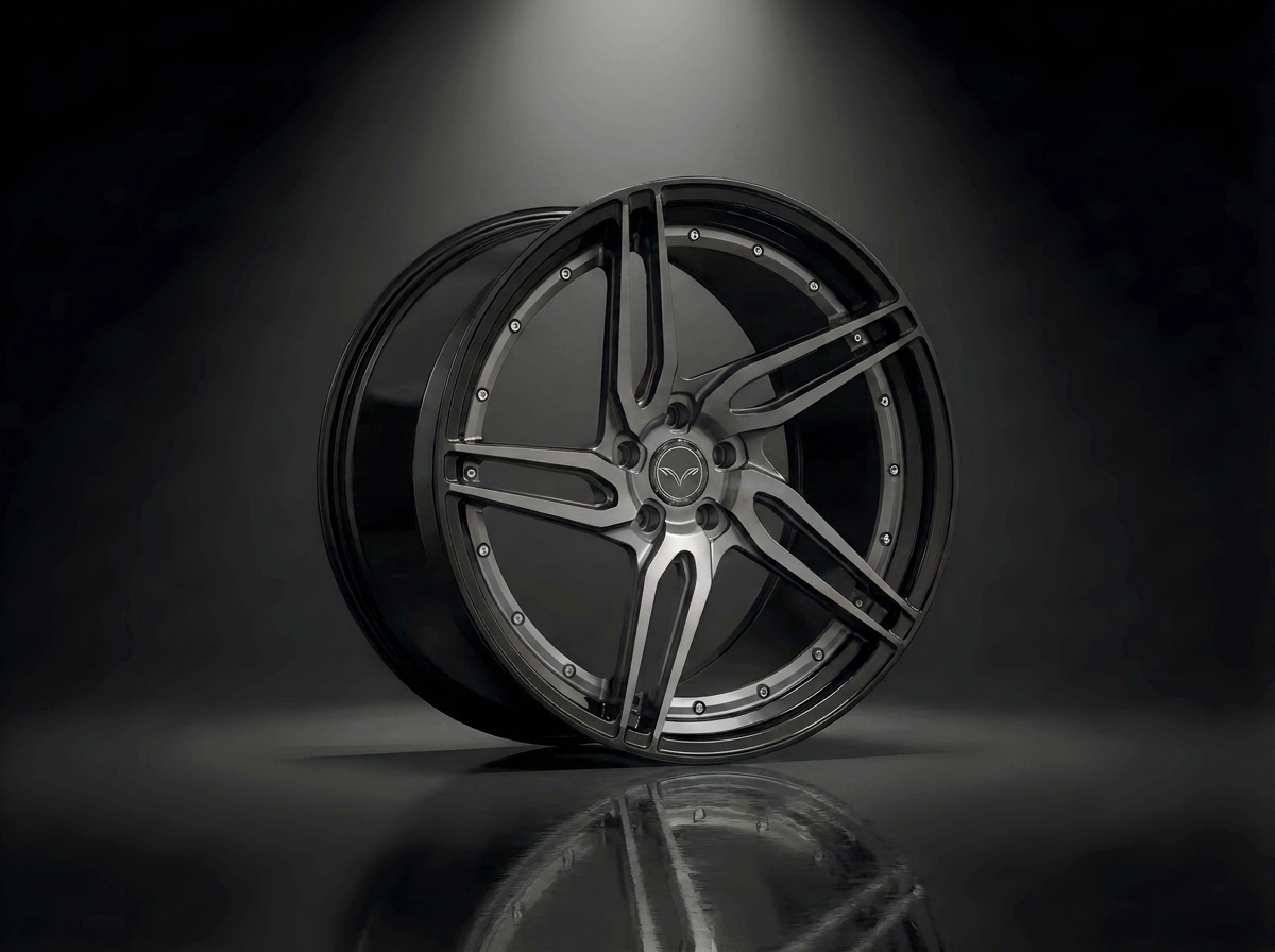 MONERO 10NE-XVII forged wheel in black with a diamond-cut machined face, contrasting silver spokes